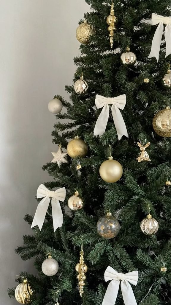 decor living room for Christmas in cream and gold